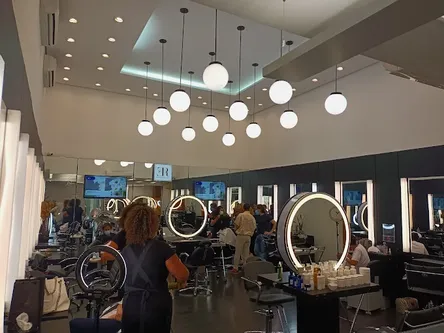 Mulher sorrindo com cor de cabelo chocolate em um salão de beleza na Vila Nova Conceição